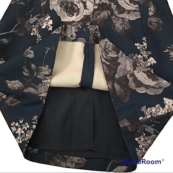 O’2nd Navy Floral Mini Skirt Size 2. - Picture 3 of 4